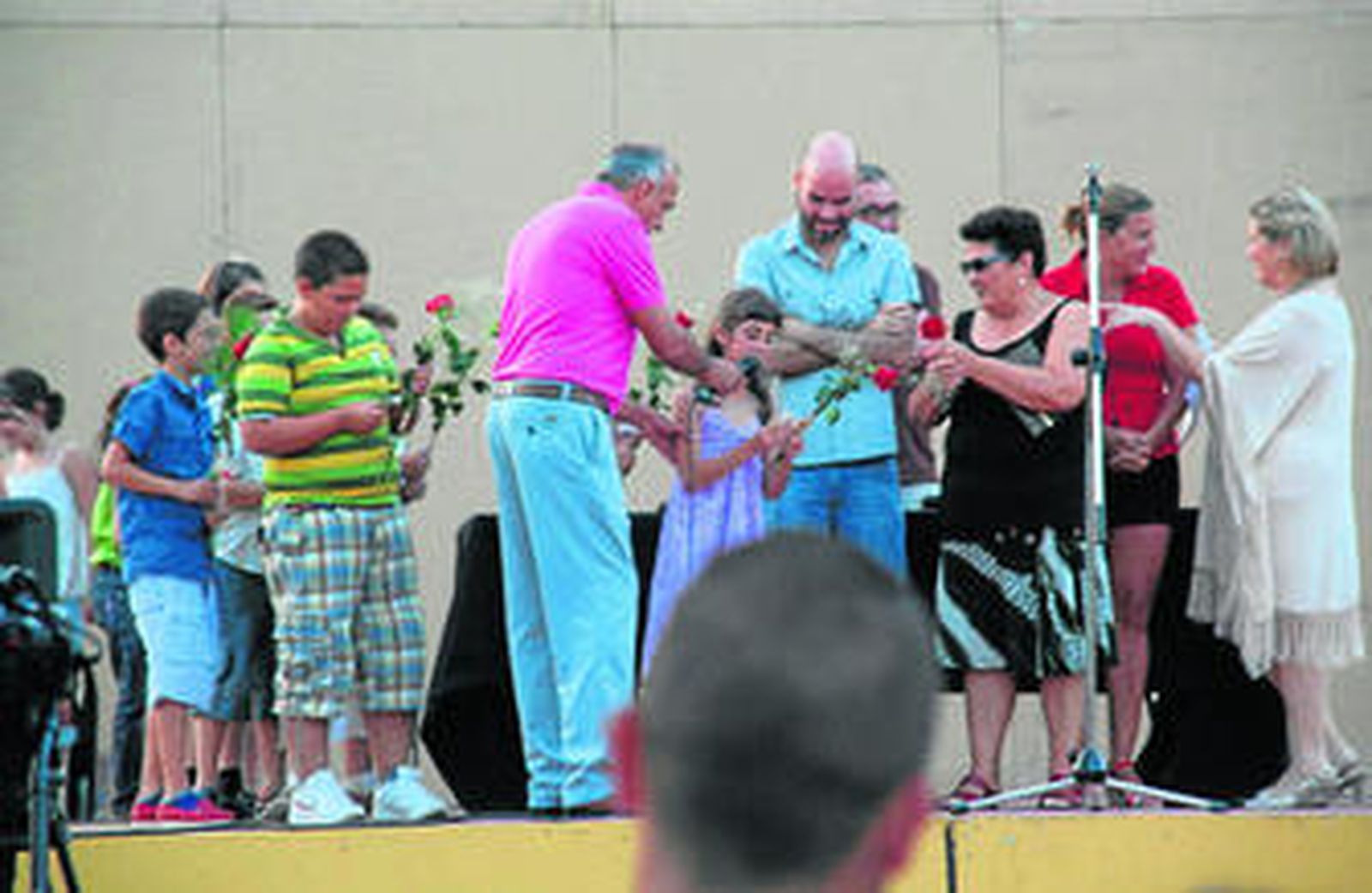 Una niña interviene sobre el escenario instalado en la Alameda de Tarifa en la fiesta de la educación, esta semana.