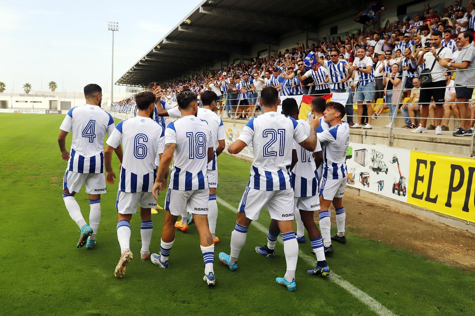 Los jugadores del Recreativo celebran el gol que les dio la victoria en el Ciudad de Lepe la semana pasada.