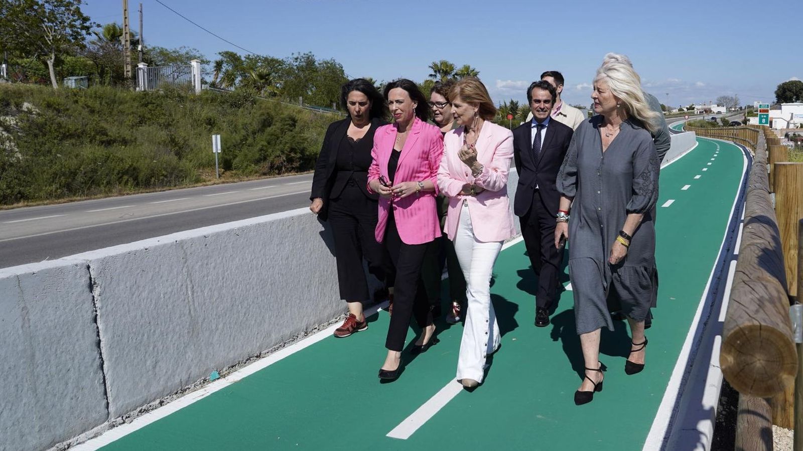 La consejera de Fomento, Rocío Díaz, la alcaldesa y otros responsables políticos, junto a la presidenta de la A-2003, Coral García, el pasado mes de mayo.