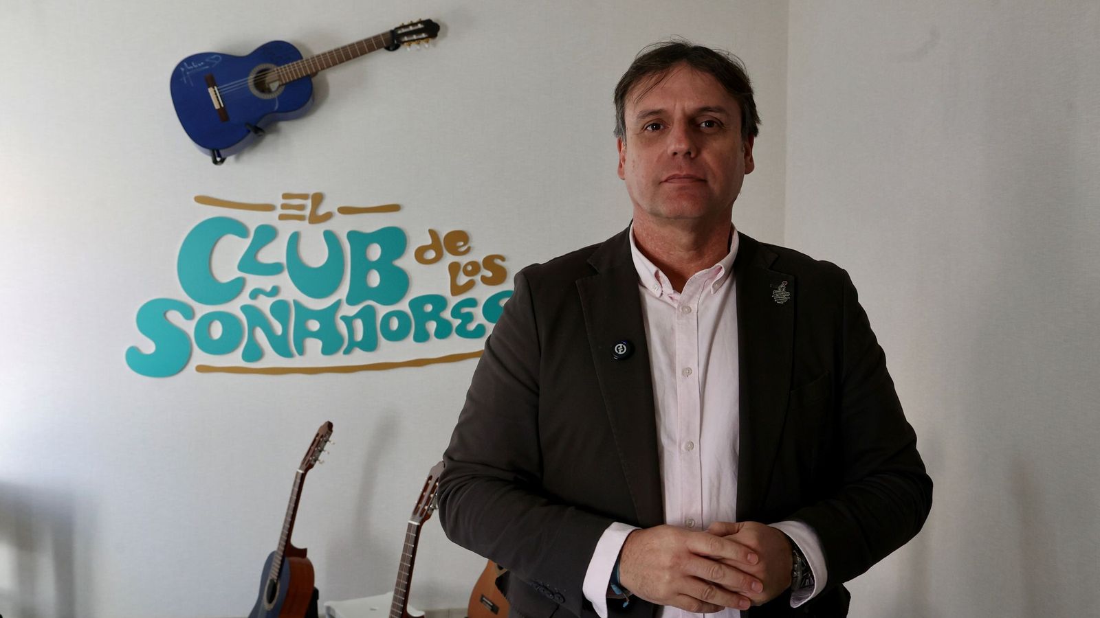 Francisco Javier Pavo, gerente de la casa, en la sala de música.