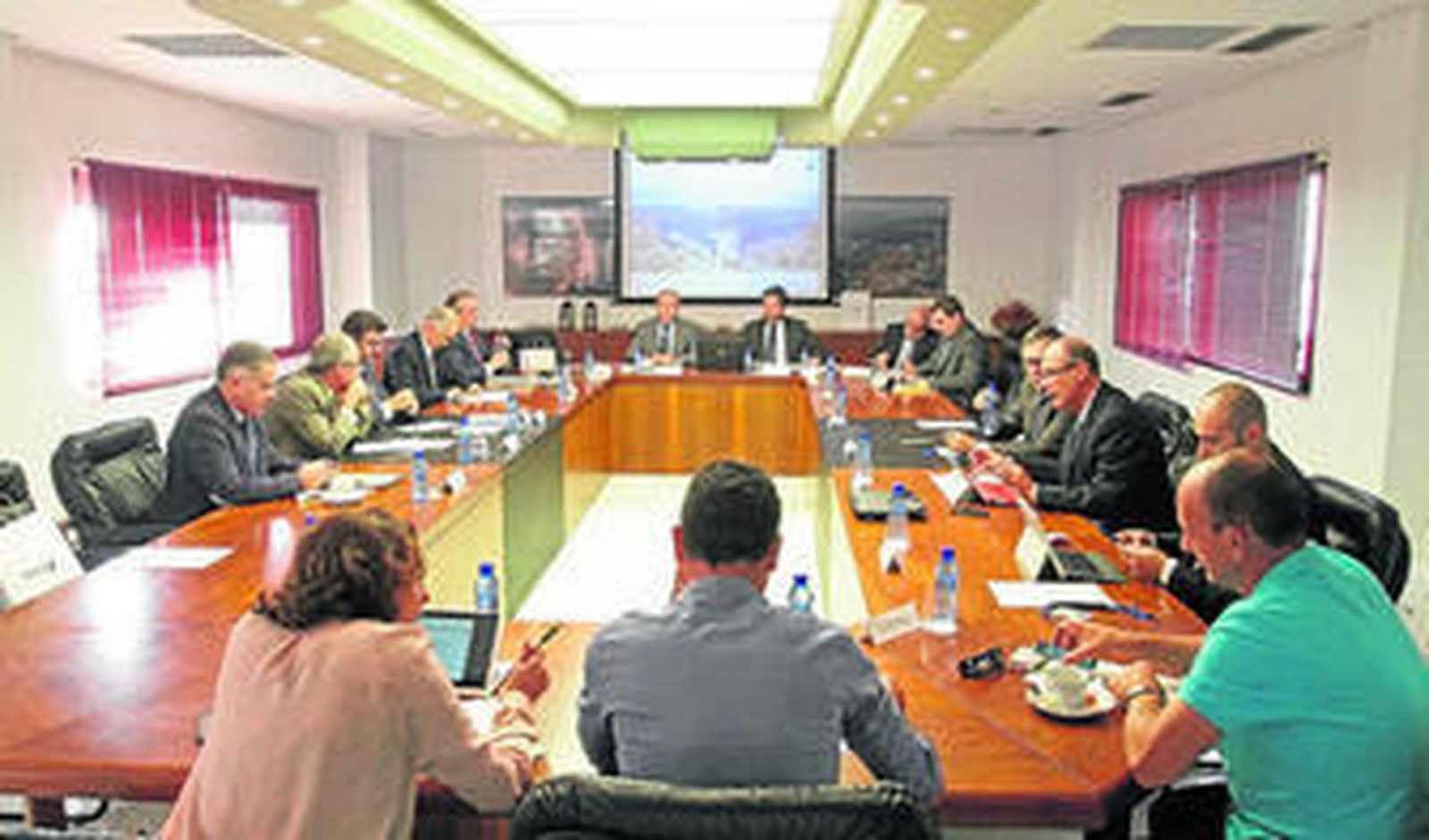 Los consejeros, reunidos al inicio de la sesión del Consejo de Administración de la APBA, ayer.