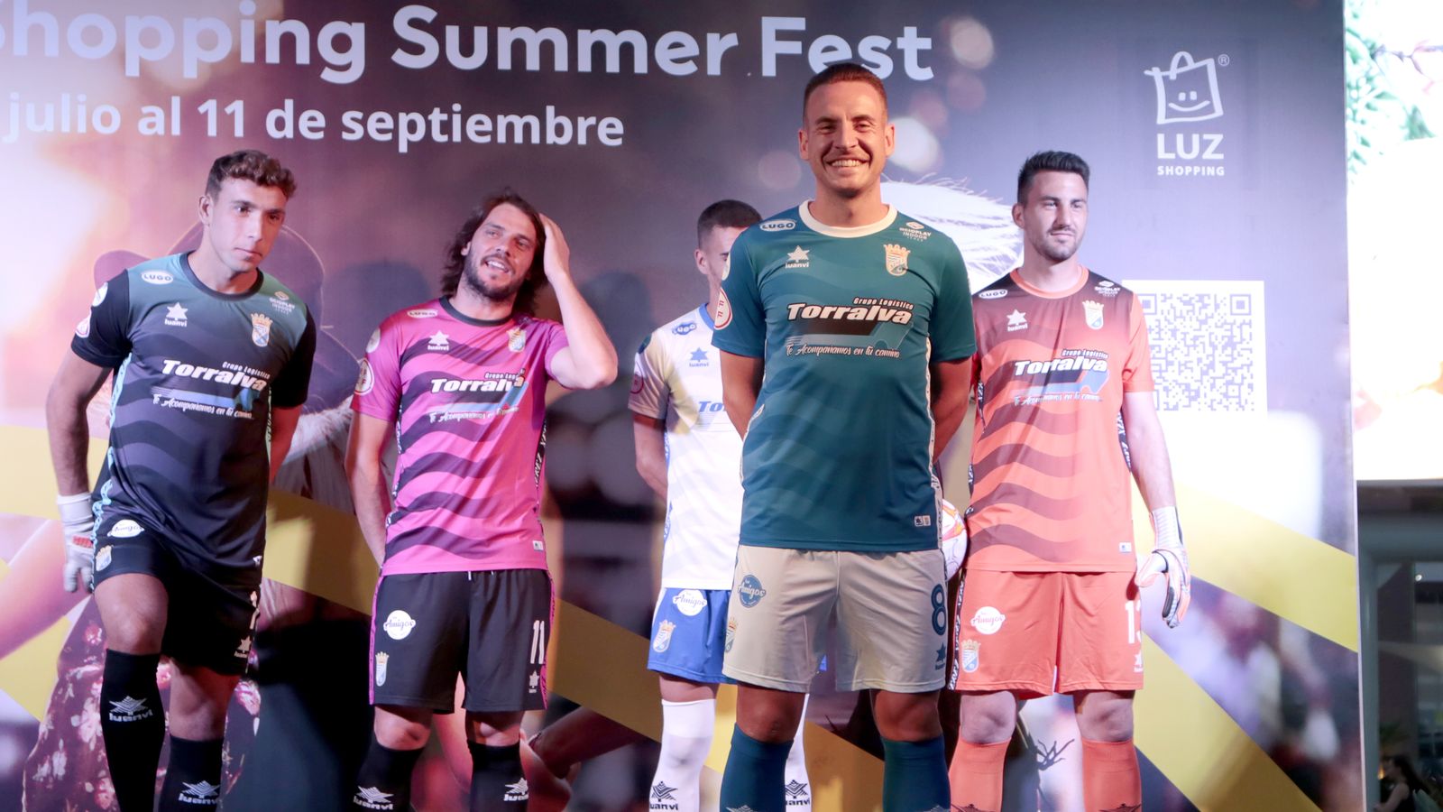 Imágenes de la presentación de las nuevas camisetas del Xerez CD en Luz Shopping