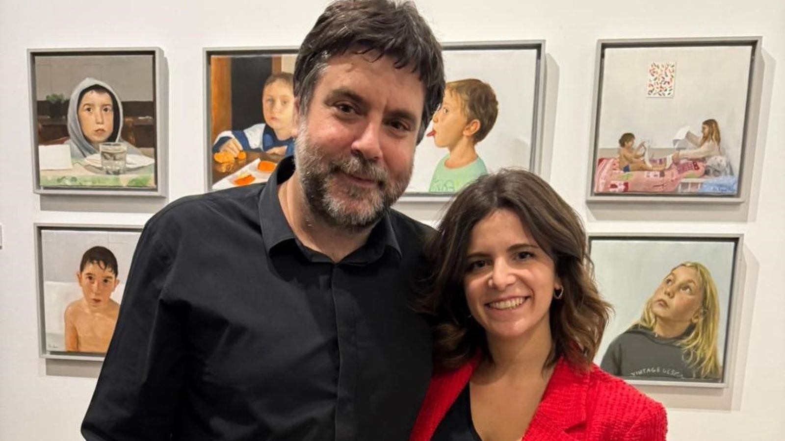 Pepe Baena con la periodista Ana Iris Simón recorriendo la muestra.