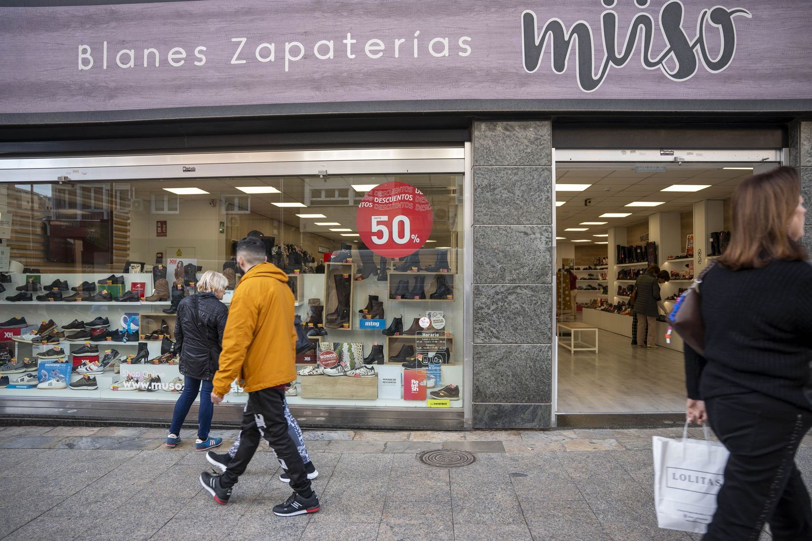 El comienzo de la campaña de rebajas en Almería, en imágenes