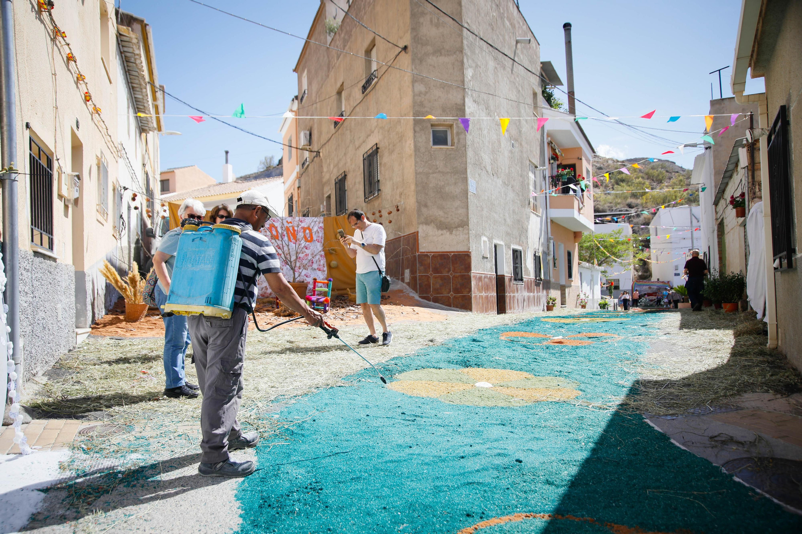 Así es la gran alfombra de serrín para que levite la Virgen de Fátima de Tíjola