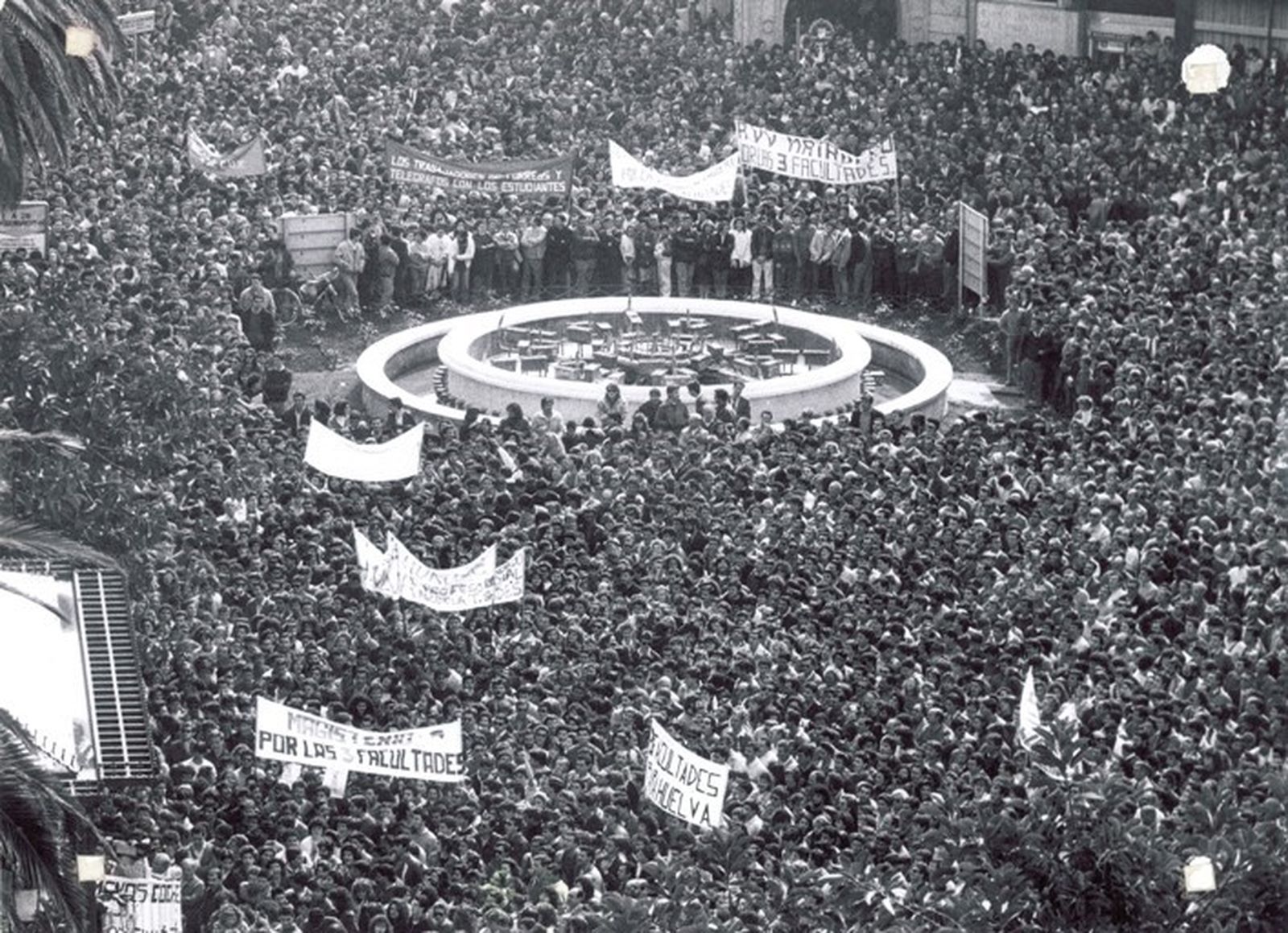 Manifestación del 3 de marzo de 1988 en torno a la fuente de la Plaza de las Monjas, en una imagen que fue entonces portada de 'Huelva Información'.