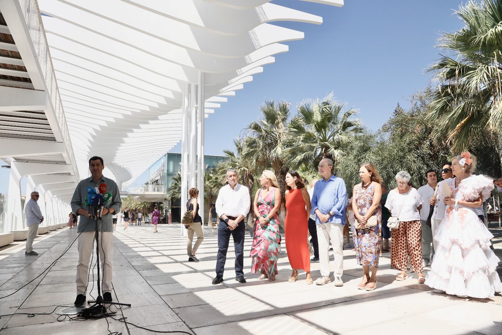 Juanma reaparece en la Feria de Málaga con la corte de pelotas detrás