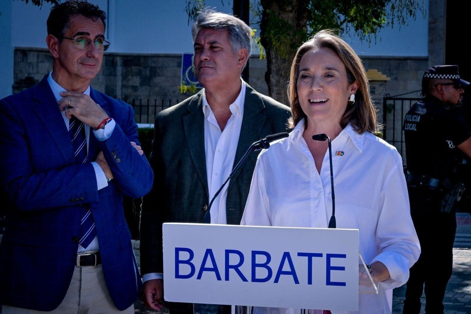 Cuca Gamarra atendiendo a los periodistas en Barbate.