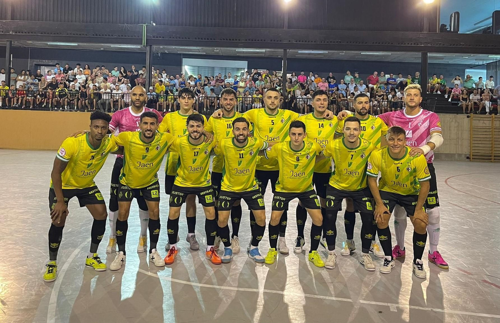 Plantel del Jaén Paraíso Interior FS en el amistoso en Bedmar.