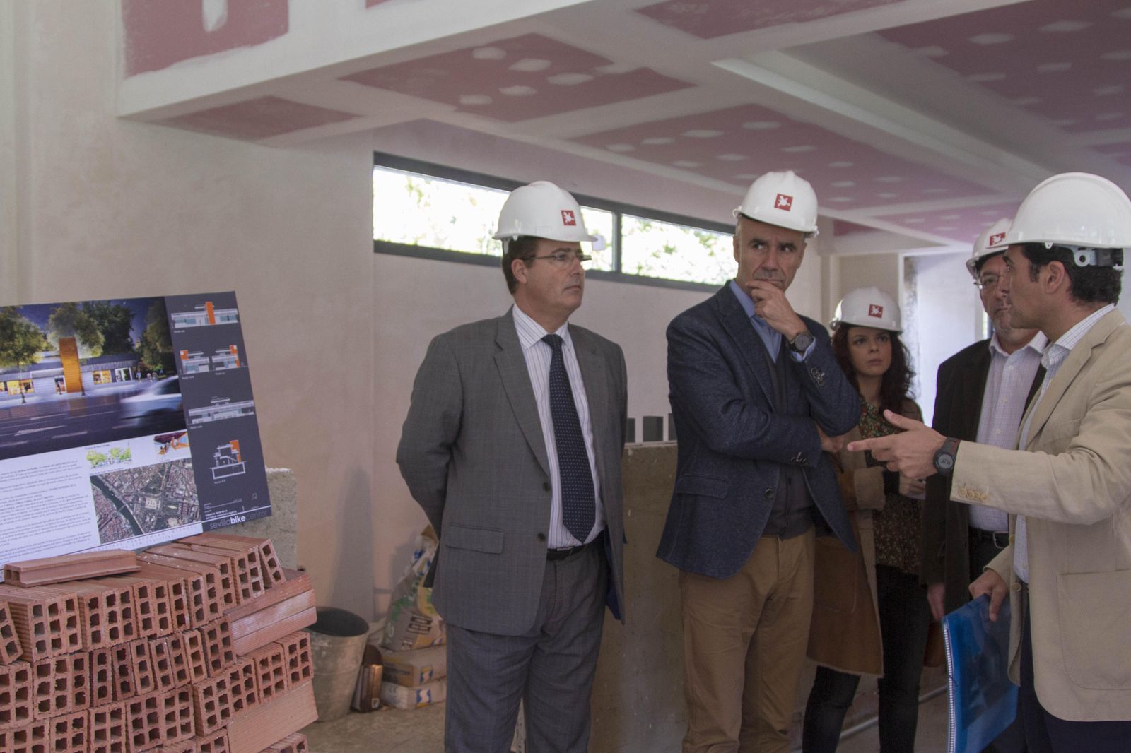 El gerente de la UTE que explotará el centro explica las obras a Cabrera y Muñoz.