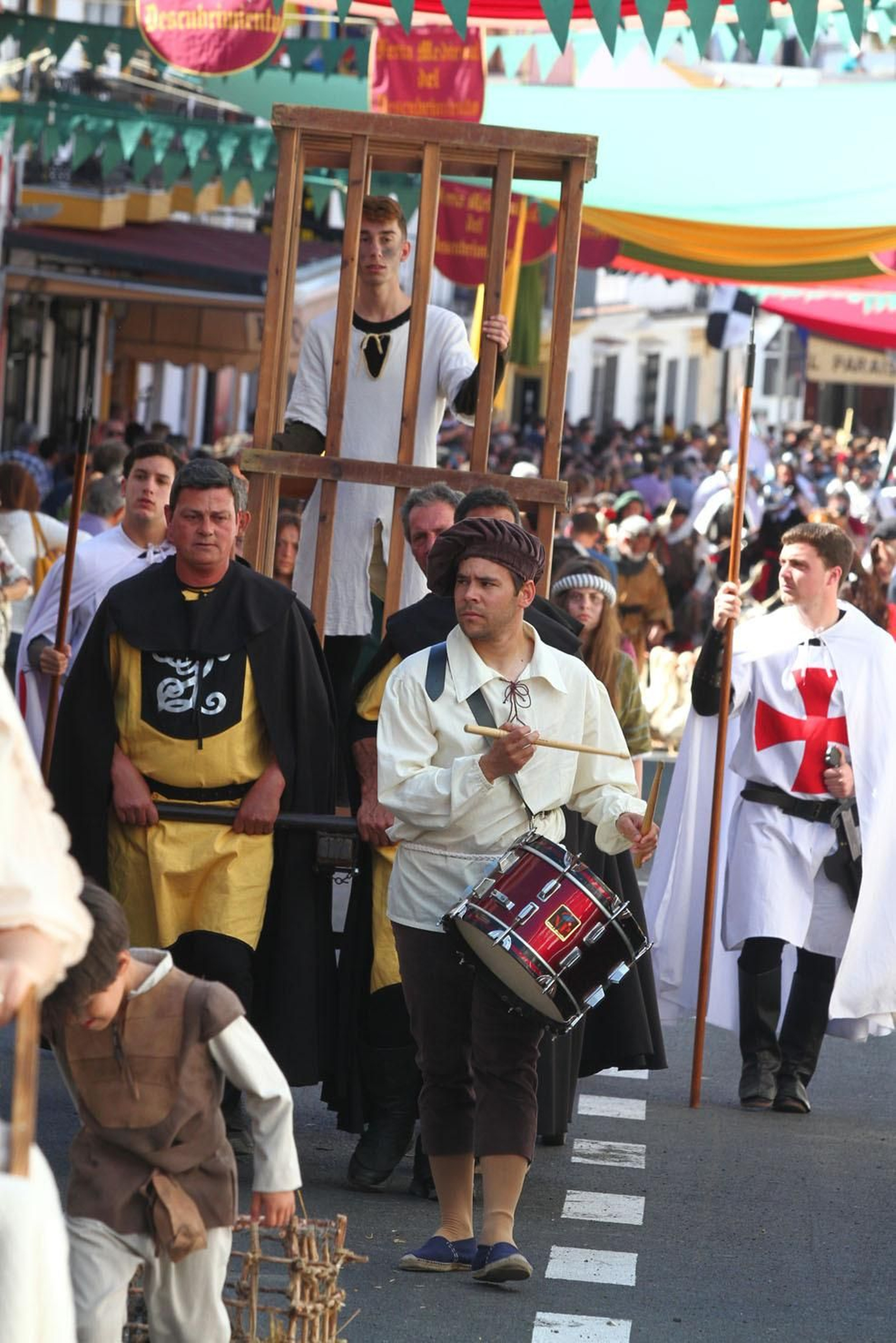 Imágenes del desfile de la XIX Feria Medieval del Descubrimiento, en Palos de la Frontera