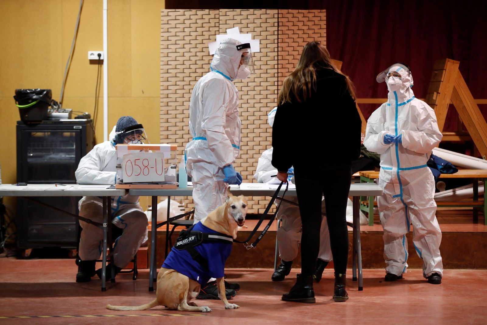 Imágenes de la jornada electoral en Cataluña