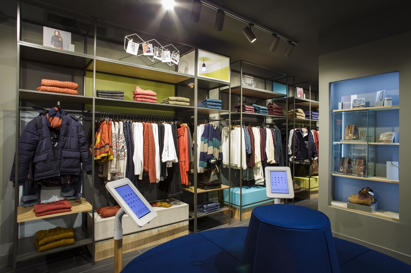 Zona de la tienda con etiquetas digitales con información de las prendas.