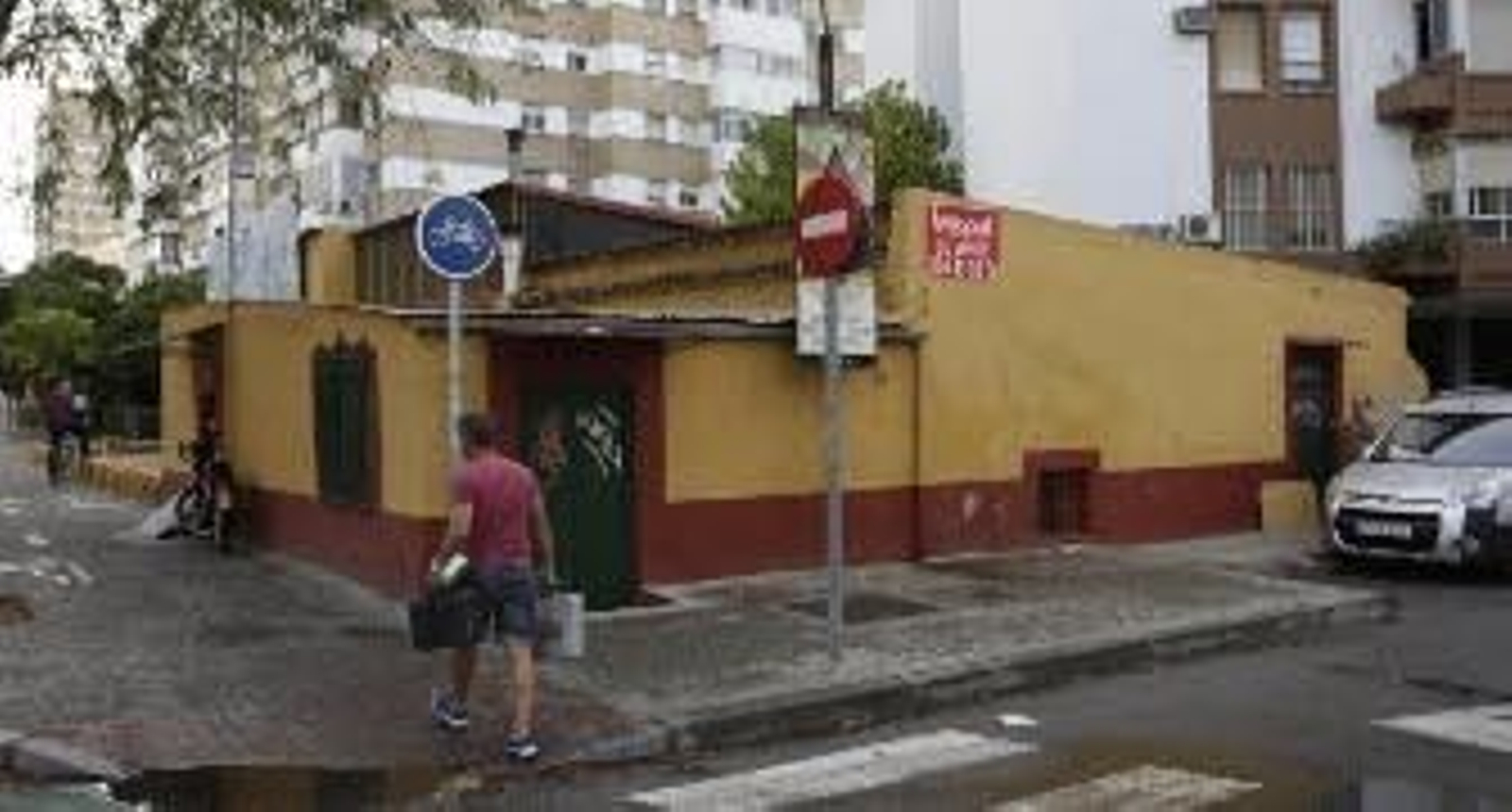 La fachada de la Venta de los Gatos luce un cartel de venta. / Juan Carlos Muñoz