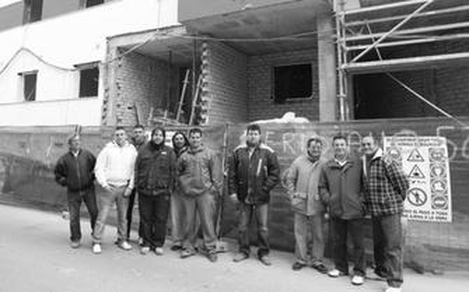 Miembros de Anrulo y de contratas, ayer ante la obra de San Pedro.