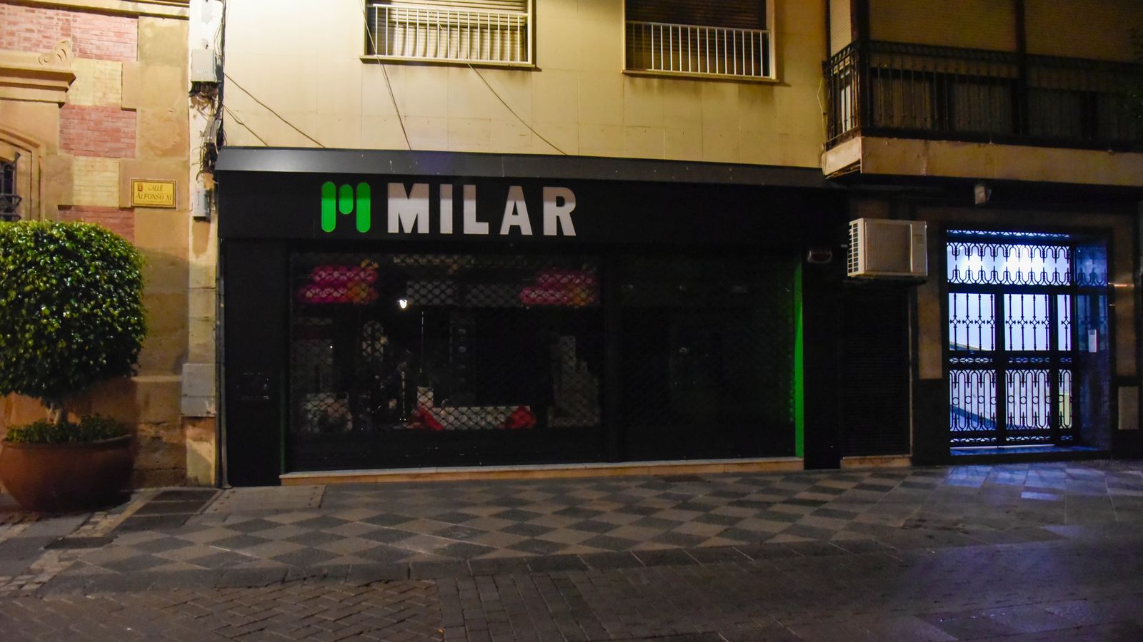 Fotos de edificios públicos y escaparates apagados en Algeciras por el plan de ahorro energético