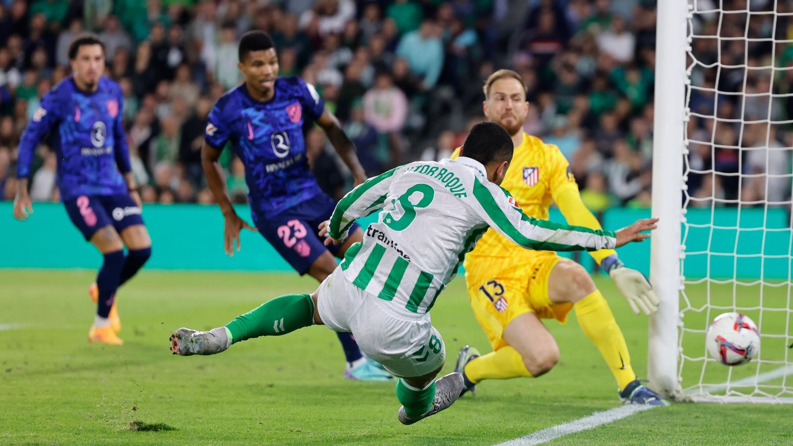 Vitor Roque remata al lateral de la red ante Oblak.