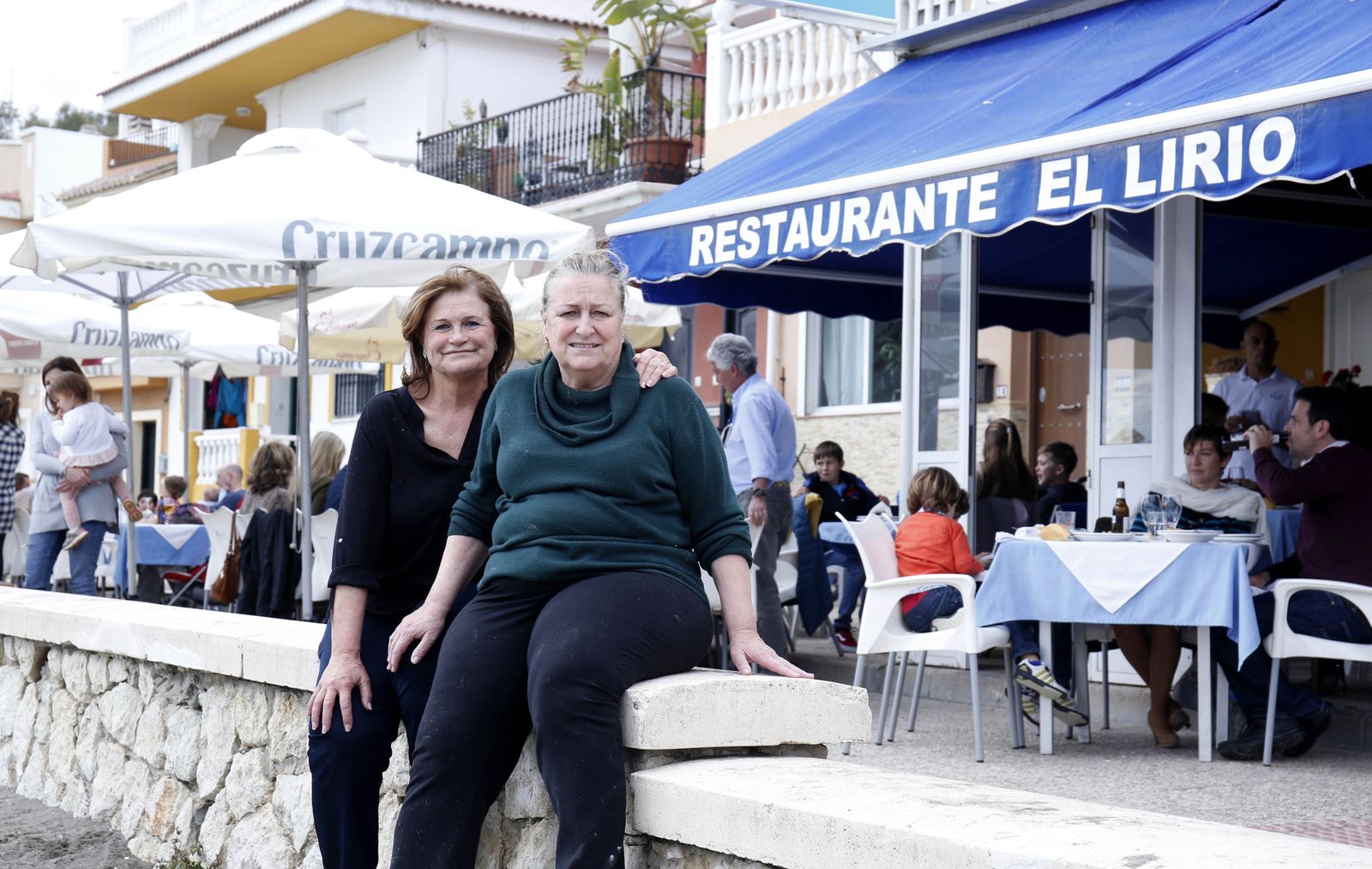 Francis y Pepi Galdeano, las propietarias del establecimiento, delante del restaurante.