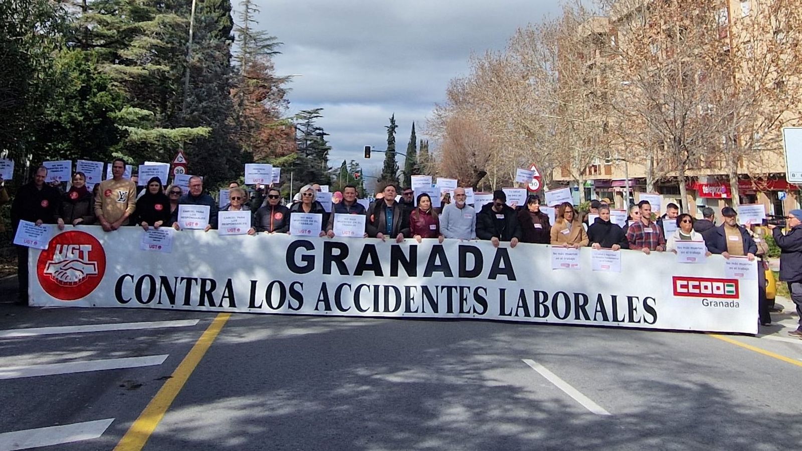 Concentración de los sindicatos este lunes por la muerte del hombre.