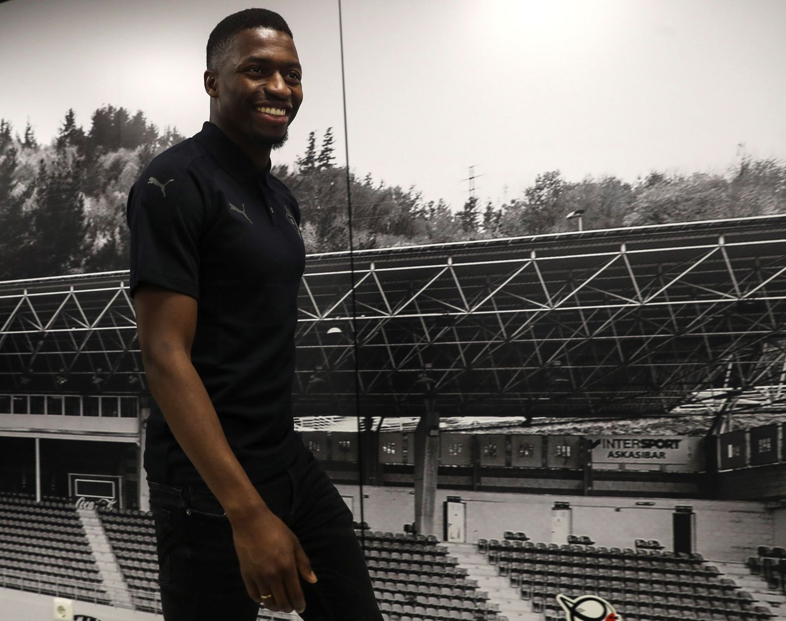 Pape Diop, el día que fue presentado con el Eibar.