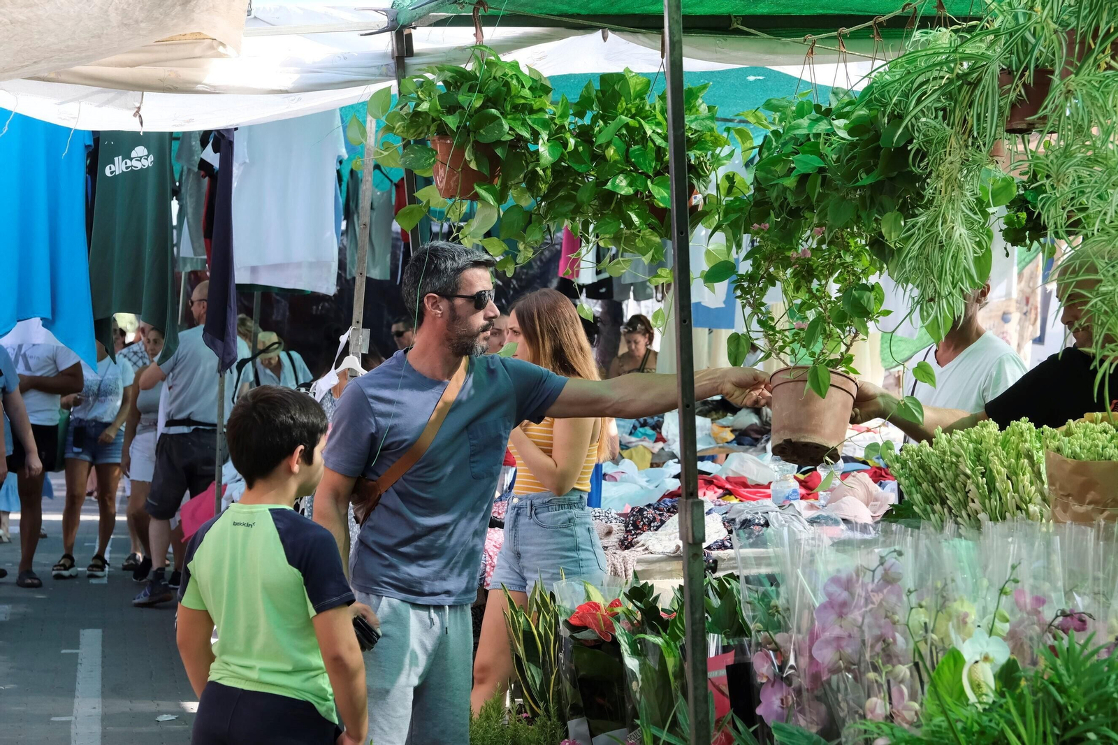 Un paseo en fotografías por el mercadillo de El Arenal un día de agosto Un paseo en fotografías por el mercadillo de El Arenal un día de agosto