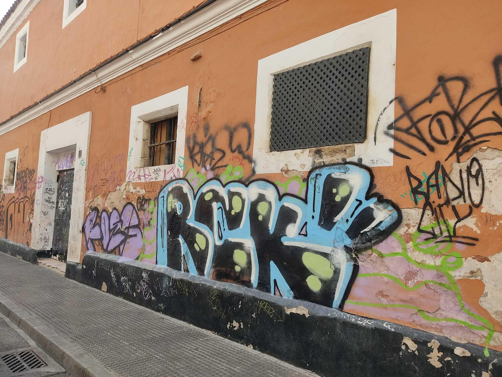 Una pintada en una de las fachadas del centro portuense.