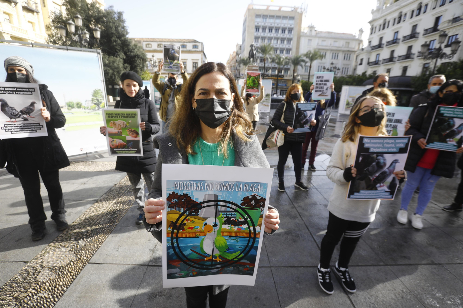 Concentración en Las Tendillas por la gestión ética de palomas.