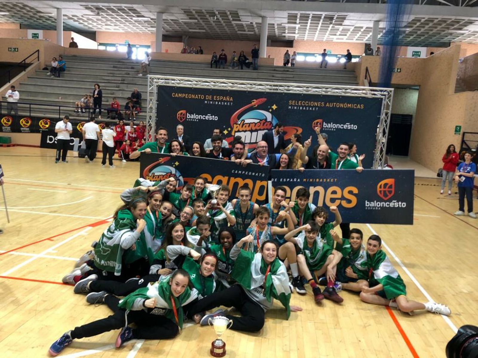 Los componentes de los dos equipos andaluces posan juntos tras la entrega de trofeos.