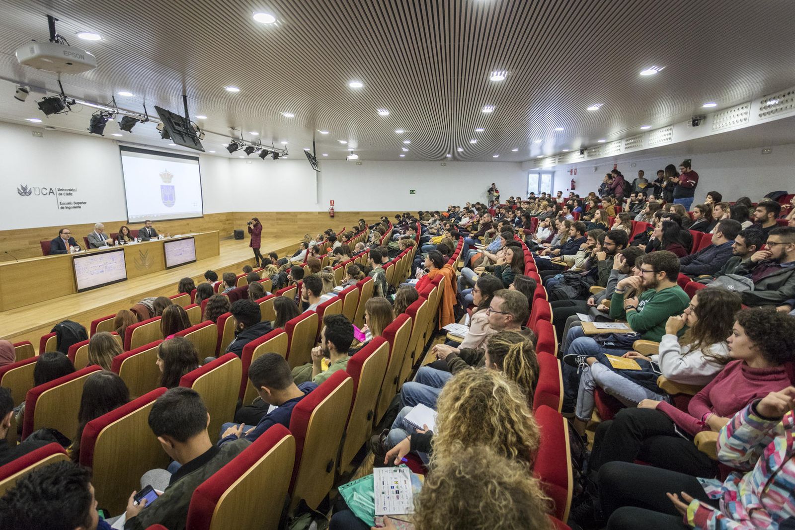 Asistentes al acto inaugural de la Feria de Empleo 2018, ayer en la Escuela Superior de Ingeniería.