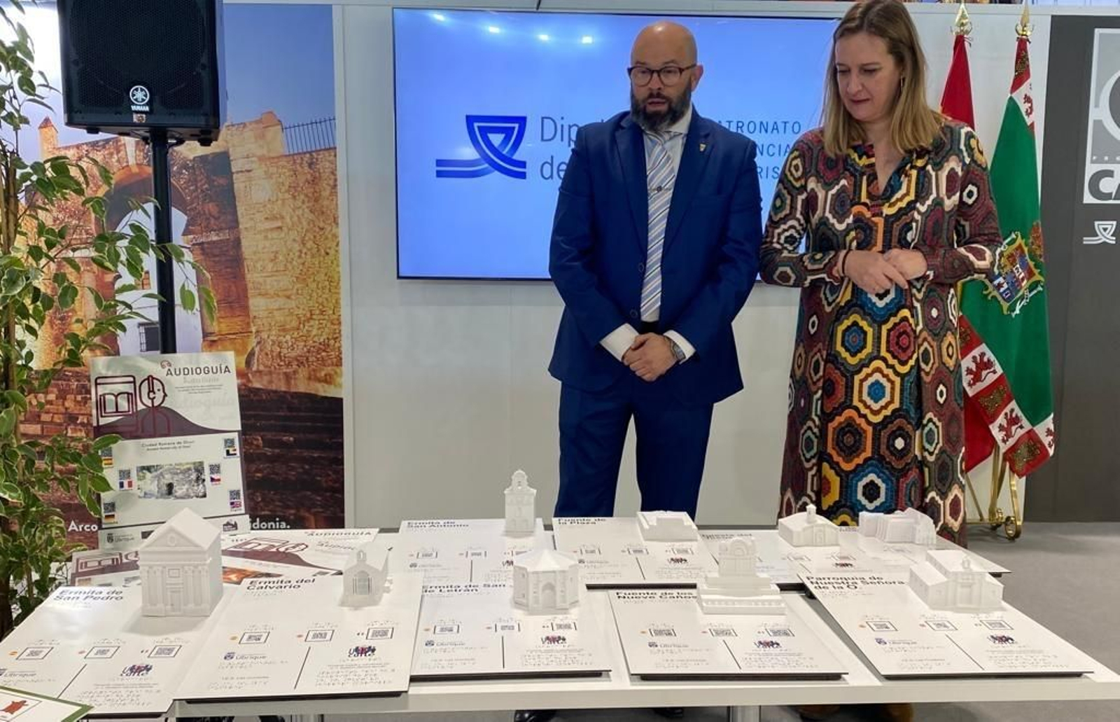 La alcaldesa de Ubrique, Isabel Gómez y el concejal de Turismo José Antonio Orellana, en Fitur.