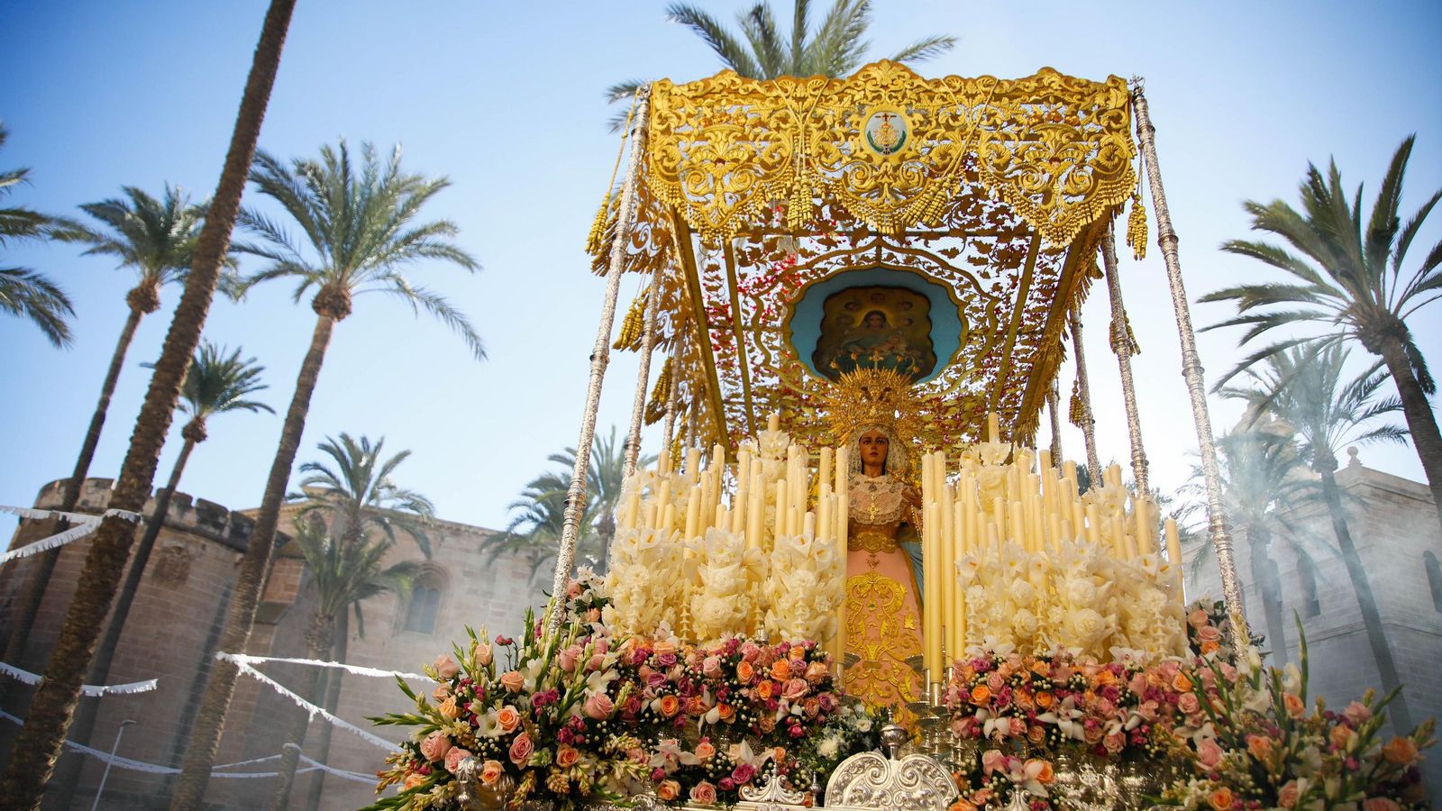 Vea la salida de la Hermandad de Los Ángeles de la Catedral de Almería