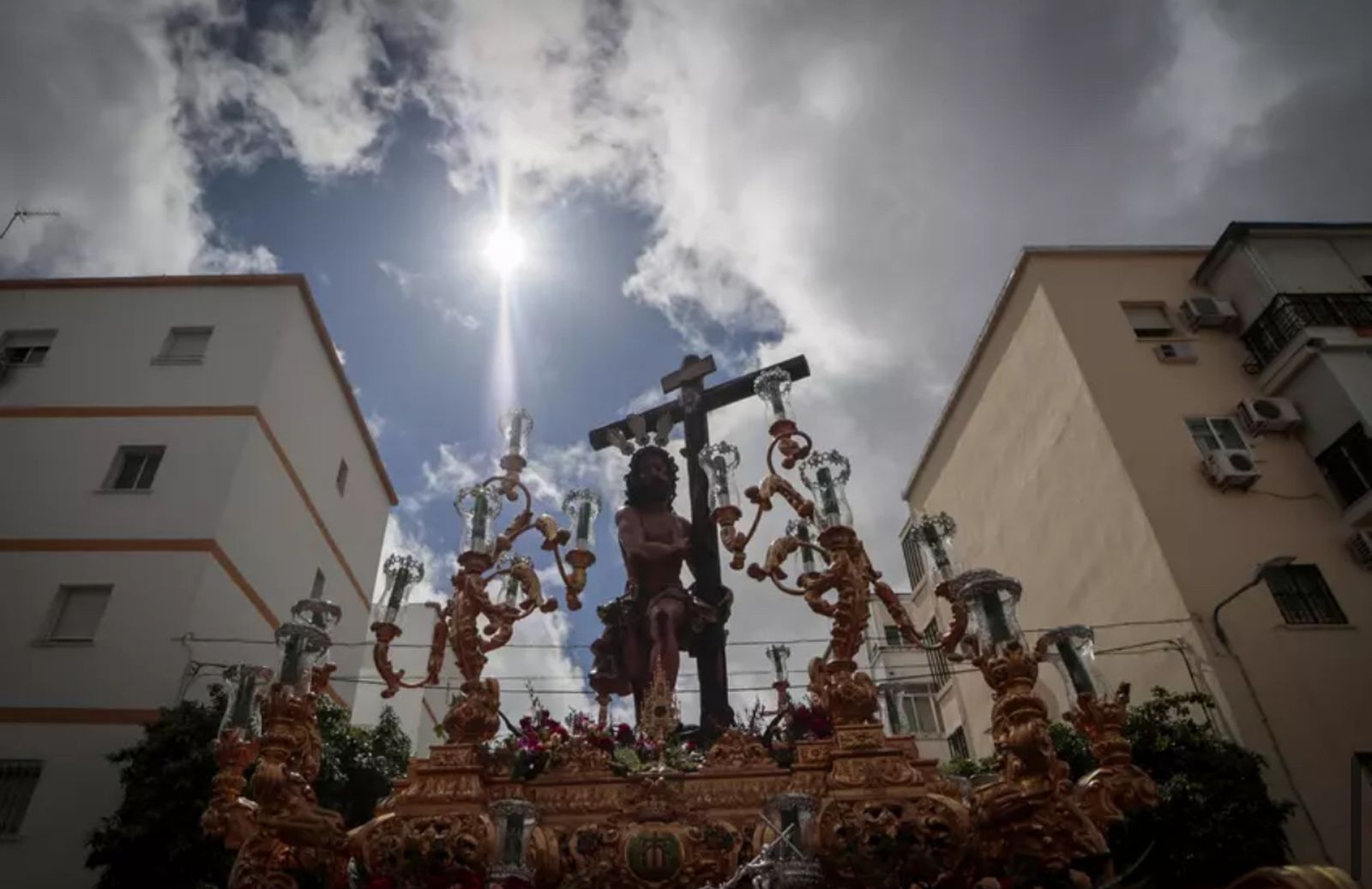 El paso del Varón de Dolores abandona el Plantinar el pasado Sábado Santo