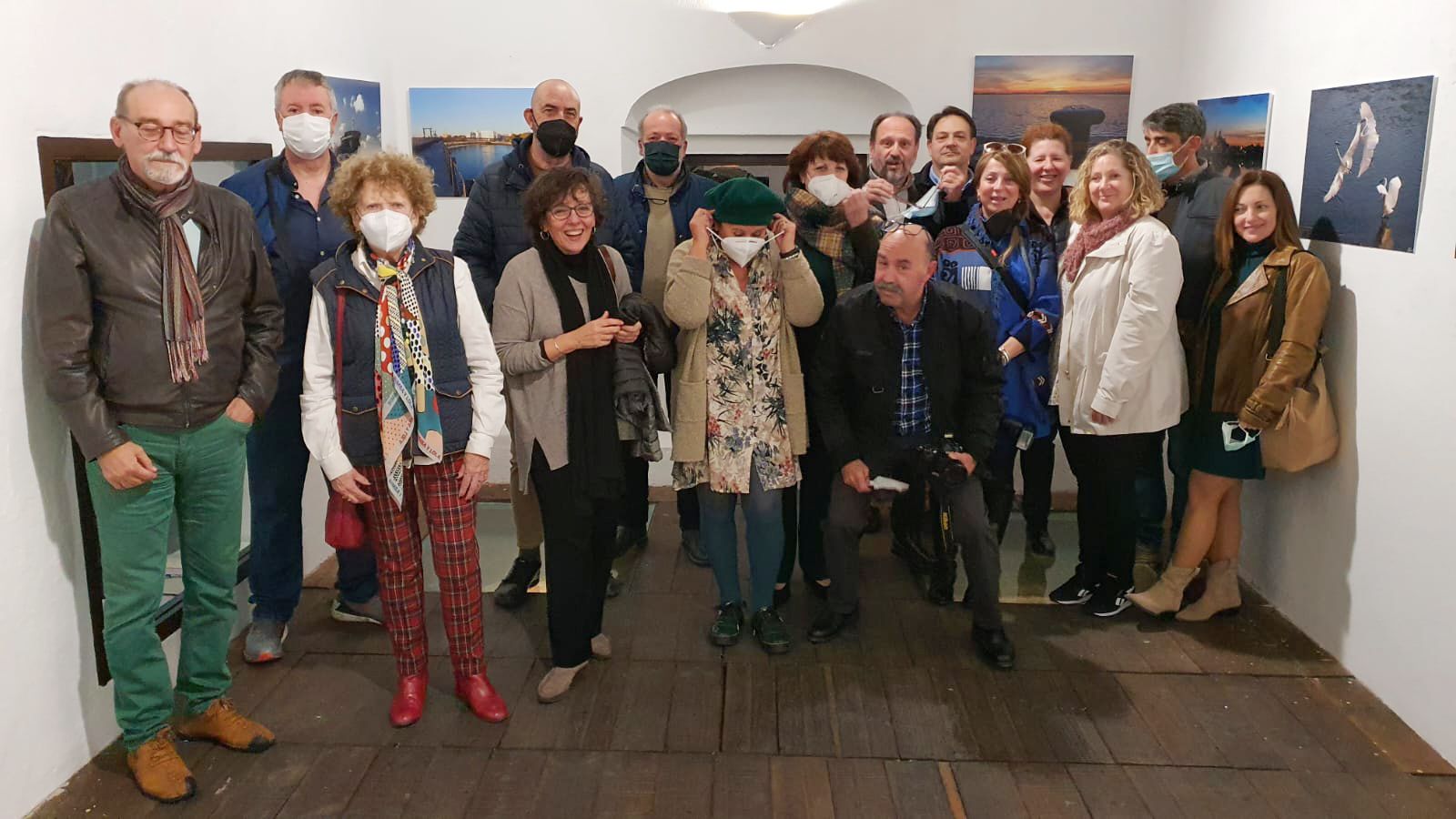 Asistentes a la inauguración de la muestra en Ayamonte