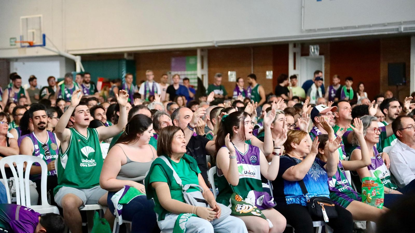 La locura en Los Guindos: ¡Búscate durante la final de BCL del Unicaja!