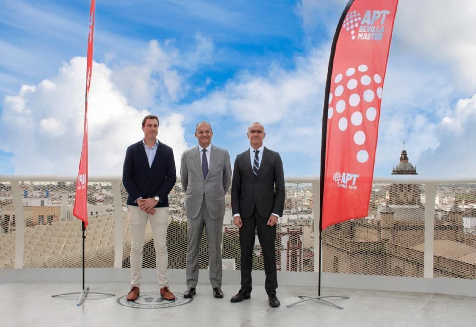 El alcalde Sevilla, Antonio Muñoz, posa con los organizadores en la terraza de las Setas.