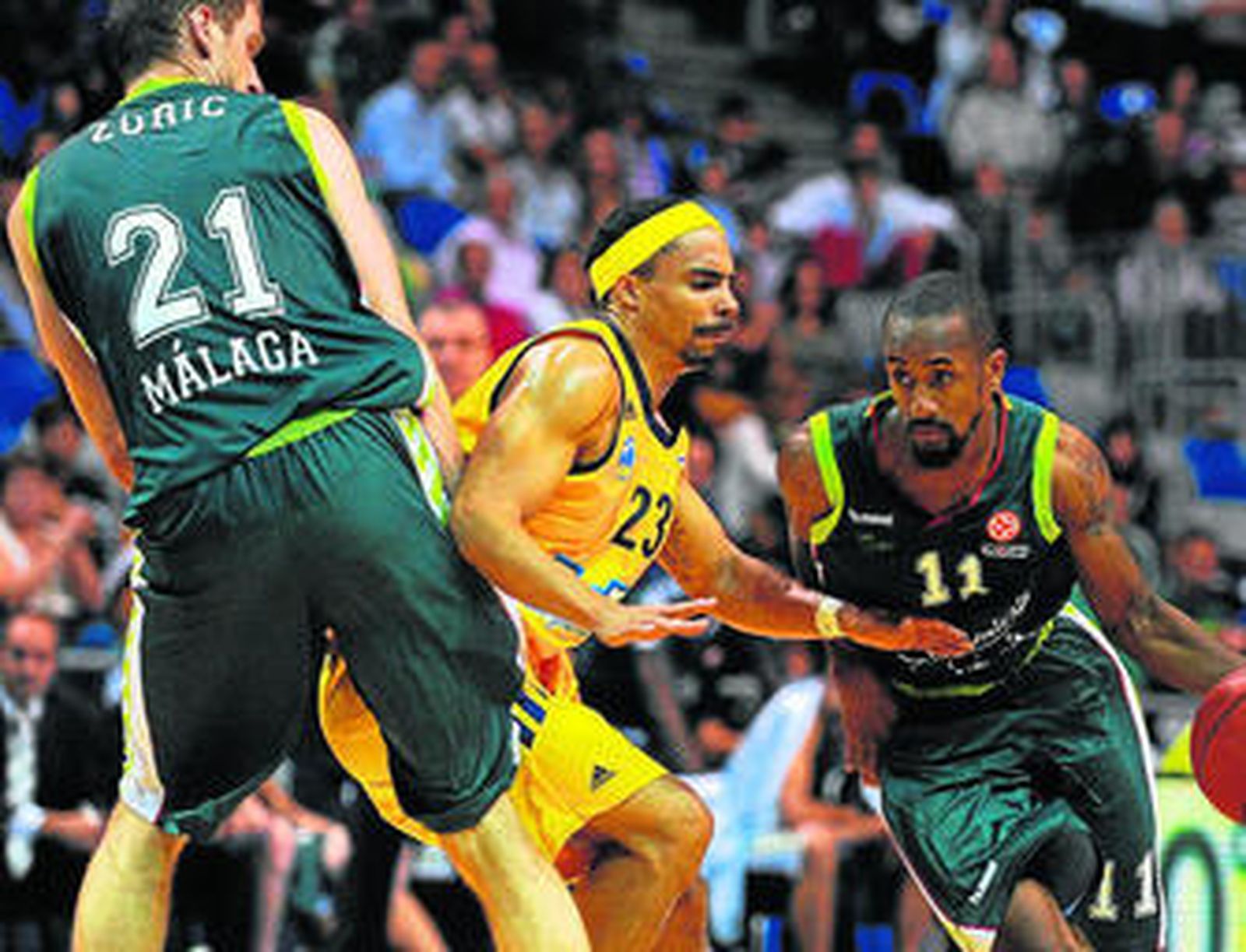 Zoric bloquea a Wood mientras Calloway entra a canasta en el pasado choque ante el Alba Berlin.