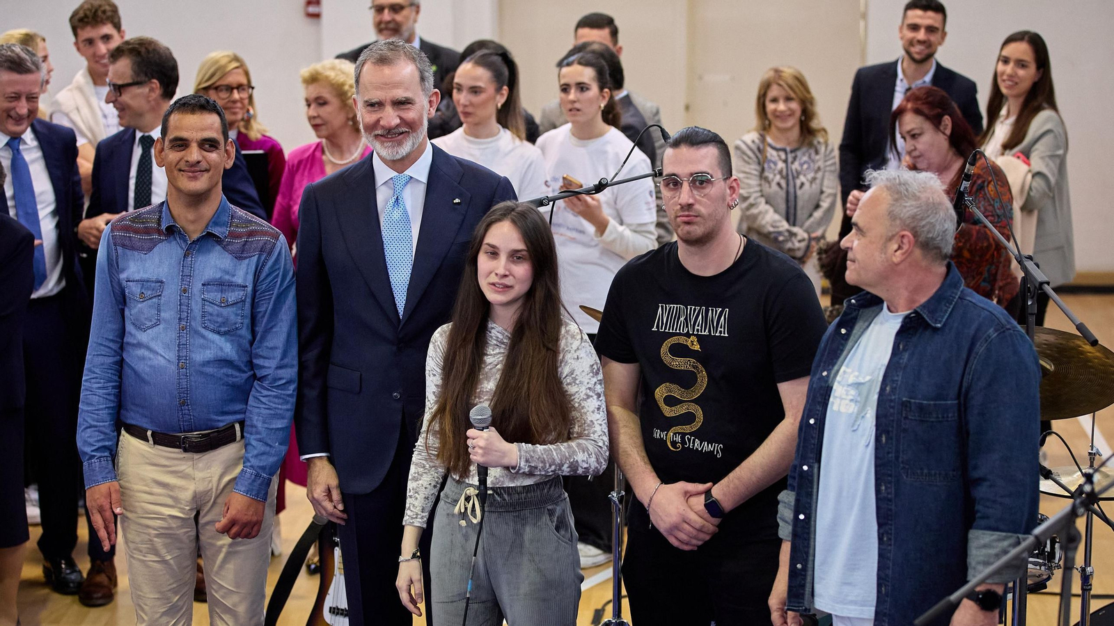 Felipe VI se fotografía con los integrantes del grupo