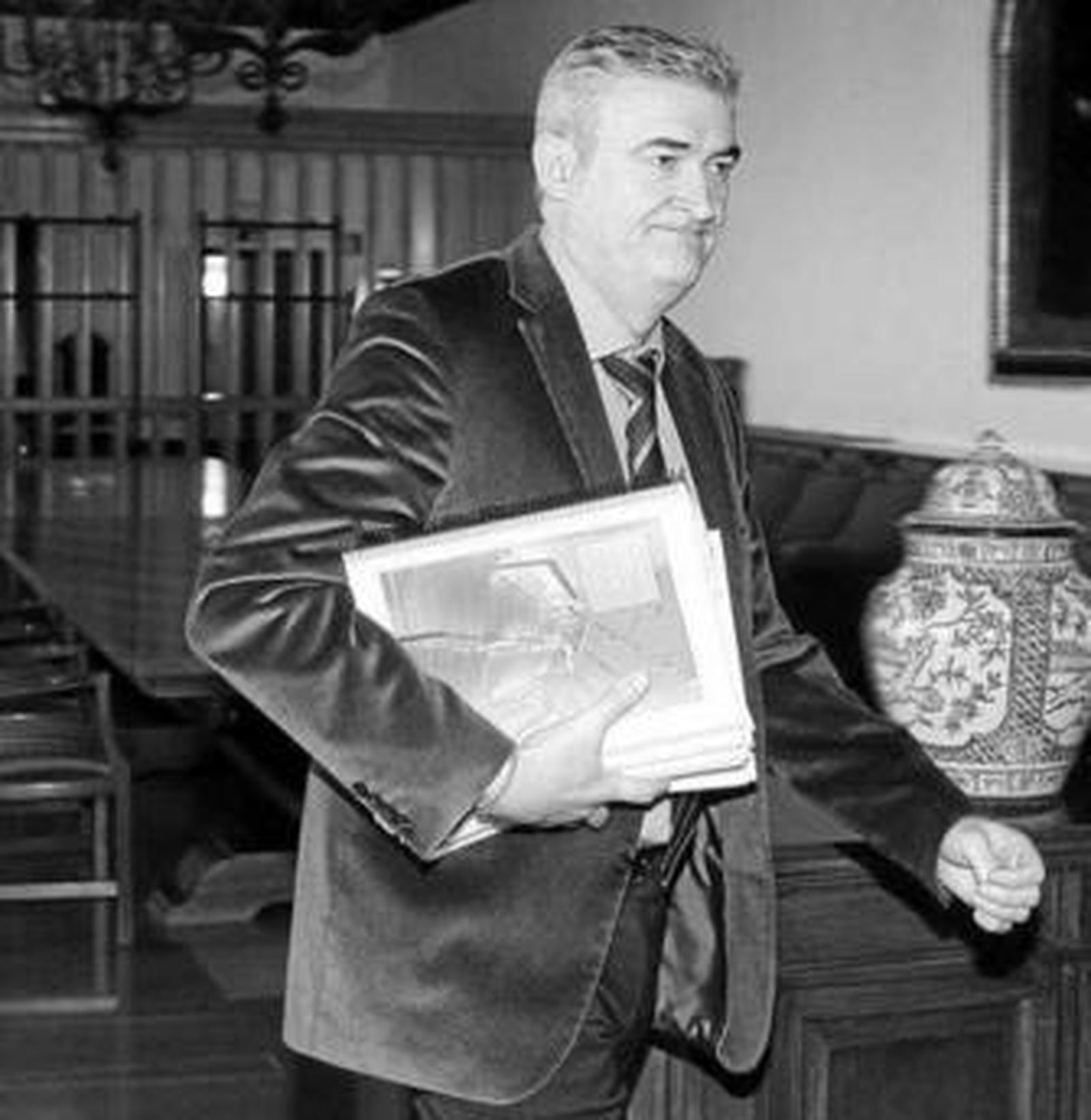 El rector de la Universidad de Granada, tras un consejo de esta institución.