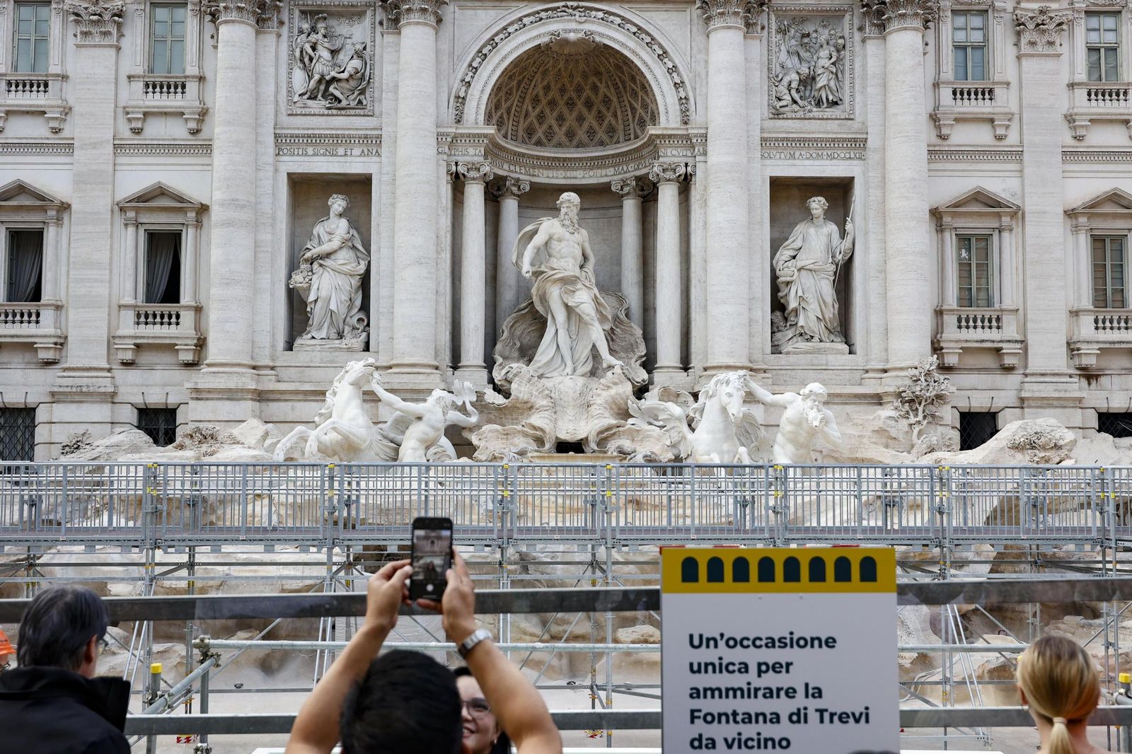 La Fontana de Trevi ya se puede observar de cerca gracias a una polémica pasarela