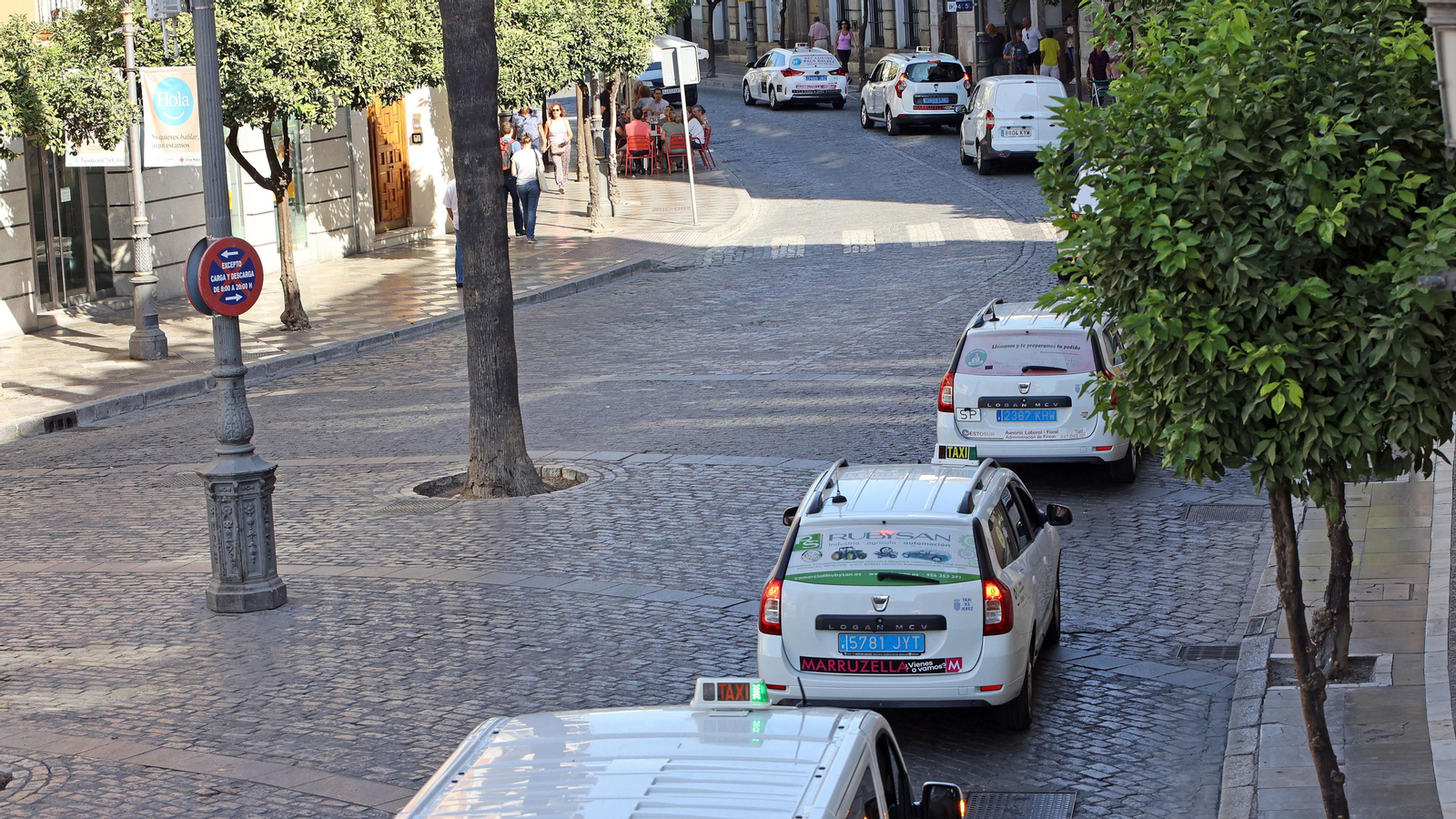 Los taxistas manifestándose por las calles de Jerez