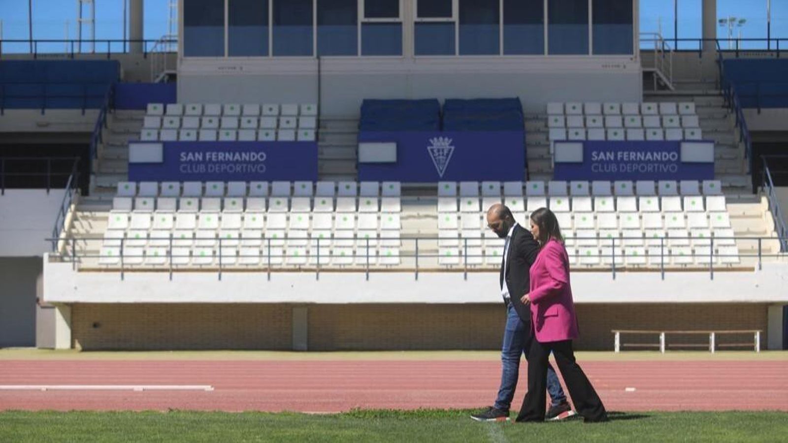 La alcaldesa, Patricia Cavada , y el presidente del San Fernando CD, Louis Kizinger, en el estadio de Bahía Sur, en una imagen de archivo