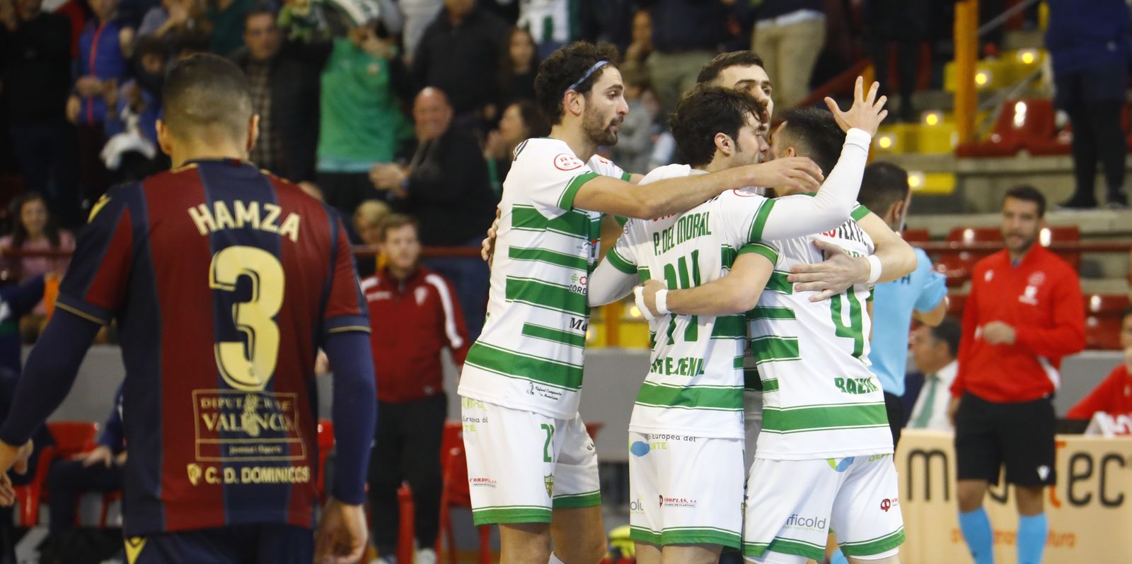 Los jugadores blanquiverdes celebran un gol en Vista Alegre.