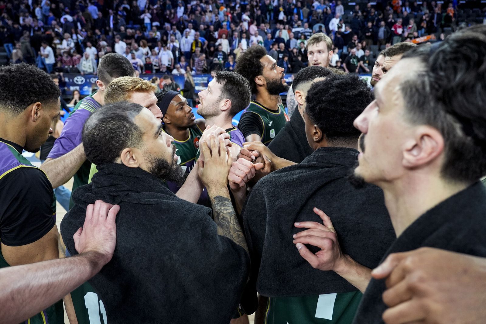 El equipo cajista, tras la derrota.