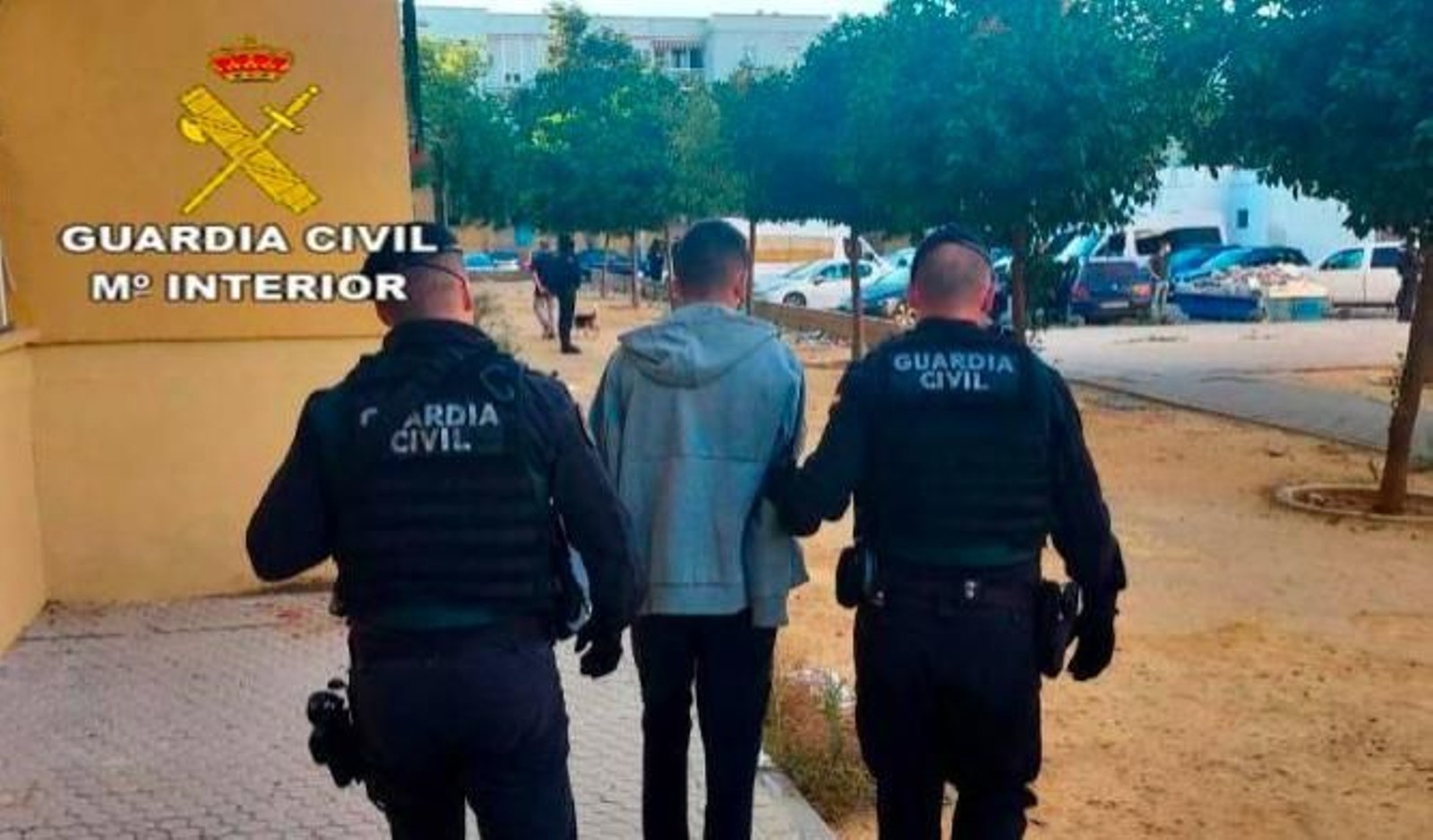 Uno de los detenidos, acompañado por agentes de la Benemérita.