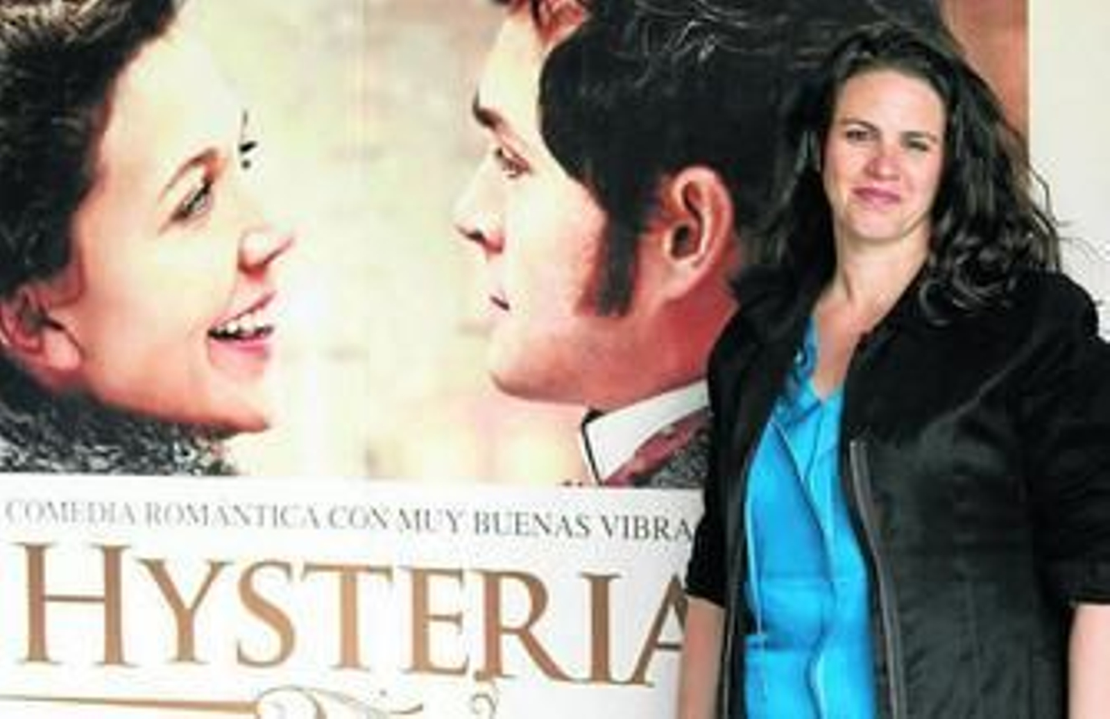 La cineasta Tania Wexler, ayer, en Madrid, junto al cartel de su última película, 'Hysteria'.