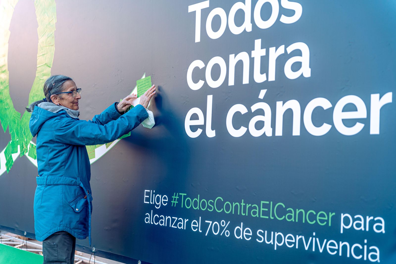 Una mujer participa en un acto por el Día Mundial contra el Cáncer