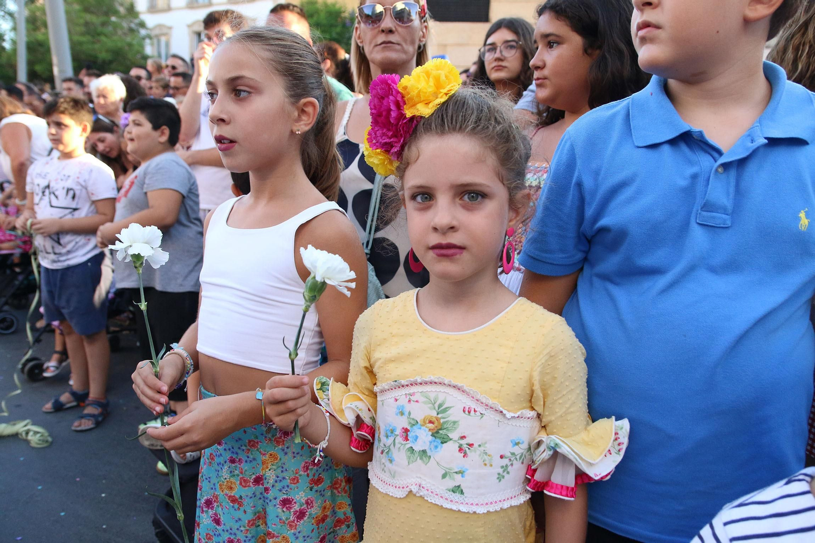 La Batalla de las Flores ha regresado inundando Almería de claveles