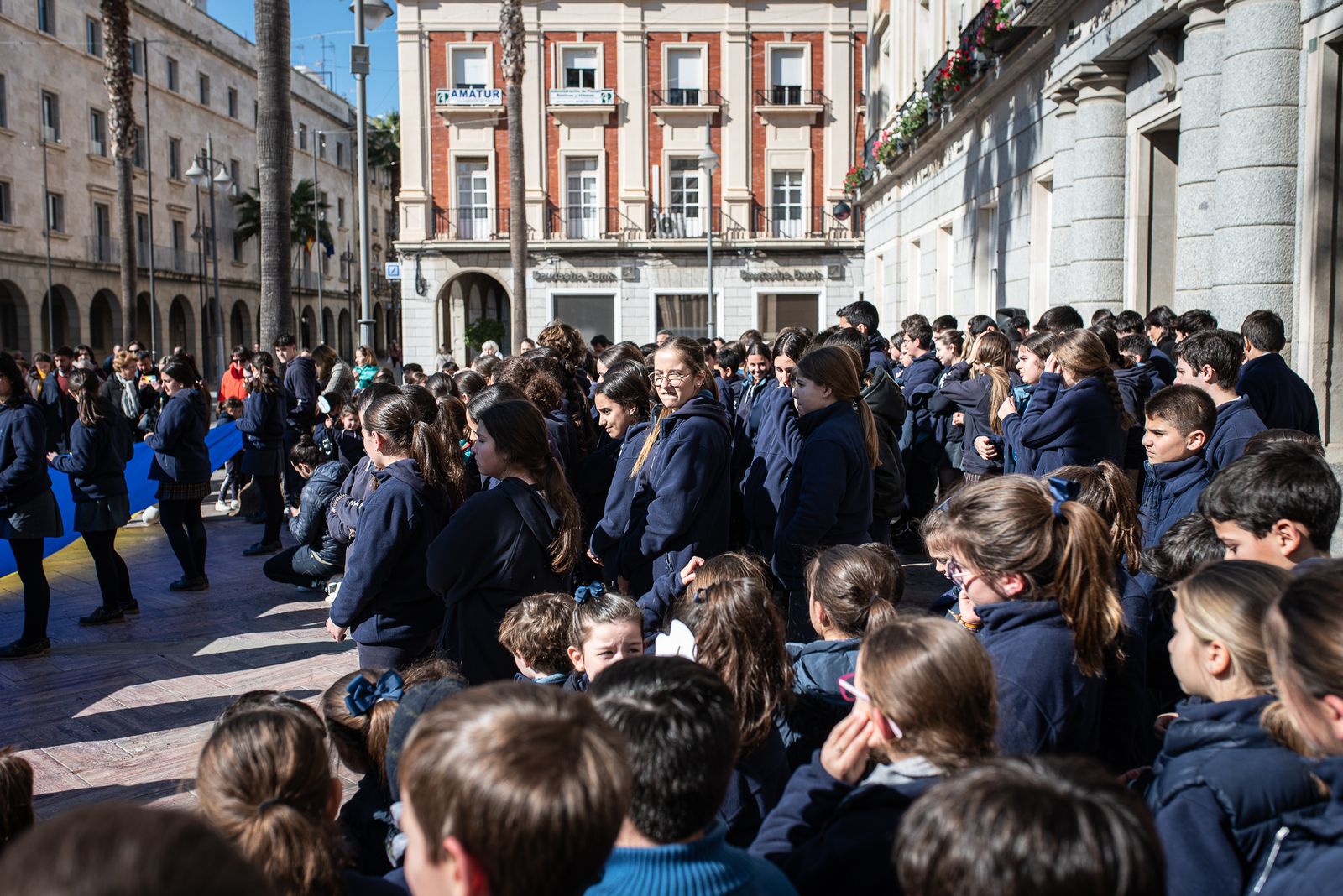 Imágenes de la lectura del manifiesto por la paz de los alumnos del Colegio María Inmaculada