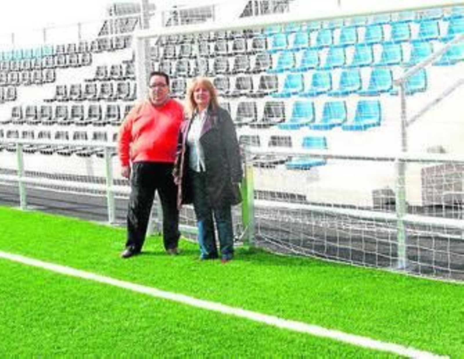 Rubí y Toresano en una de las porterías abatibles del campo.