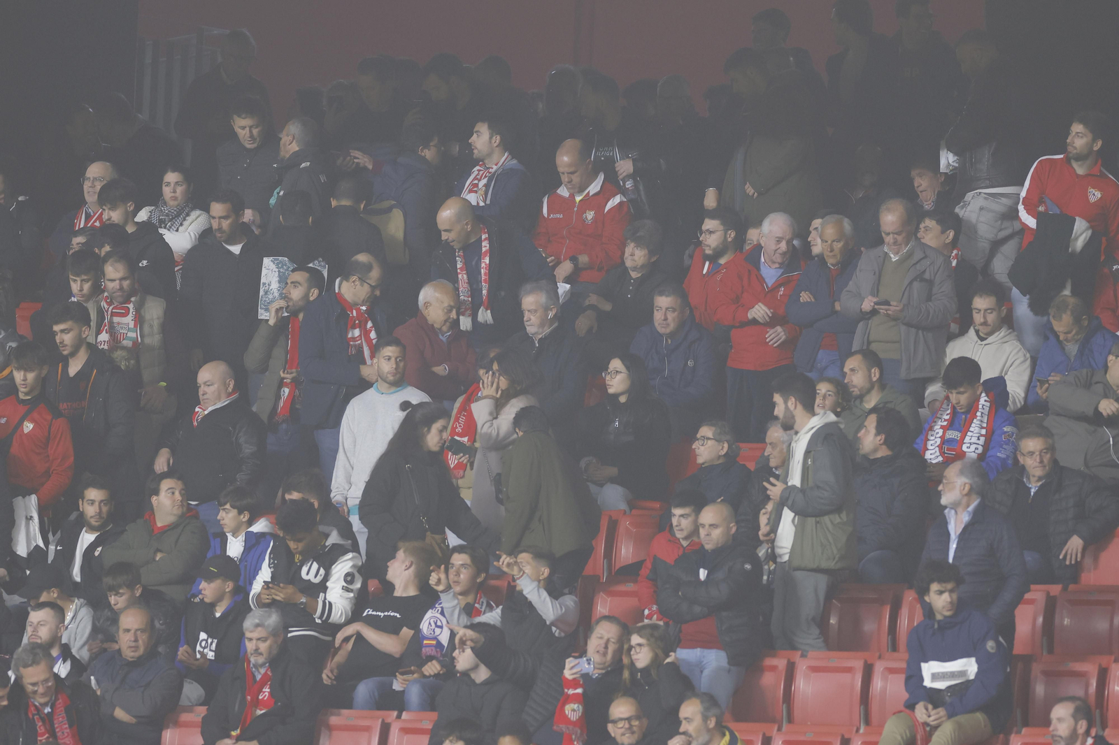 Búscate en las fotos del Sevilla-Fenerbahçe,